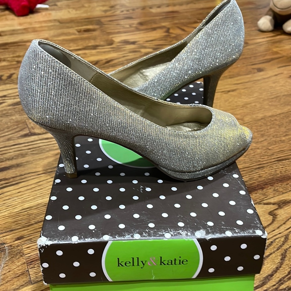 Kelly & Katie Gold and silver shimmer peep toe pumps, size 7